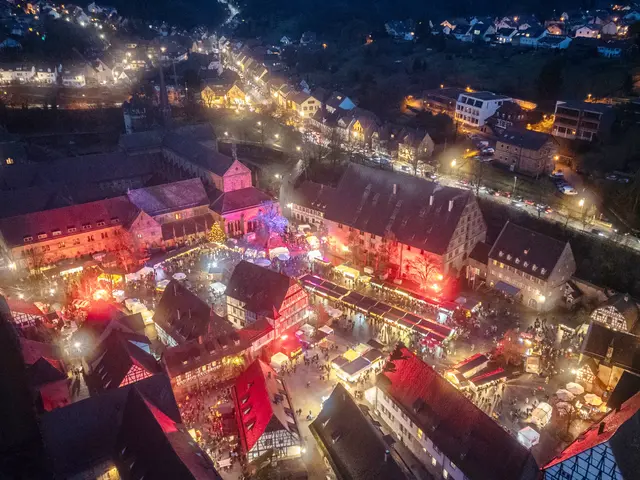 Drohnenaufnahme vom Maulbronner Weihnachtsmarkt im Klosterhof