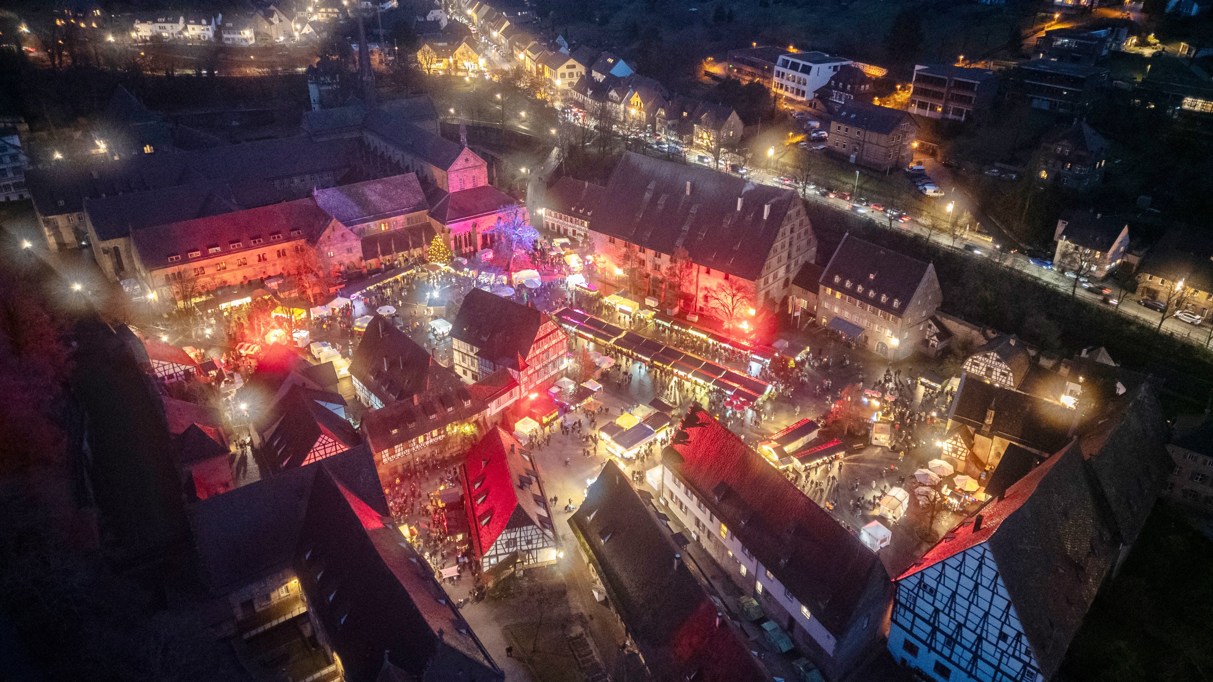 Drohnenaufnahme vom Maulbronner Weihnachtsmarkt im Klosterhof