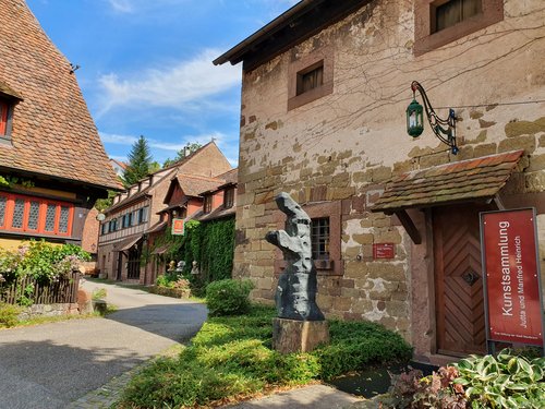 Altes Scheunengebäude aus Stein mit Schild "Kunstsammlung Heinrich"