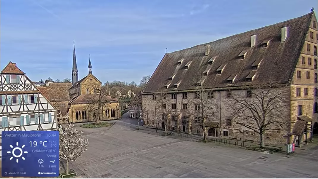 Blick durch eine Webcam auf den Klosterhof, mit Klosterfassade, Großen Steingebäude, Fachwerkgebäude